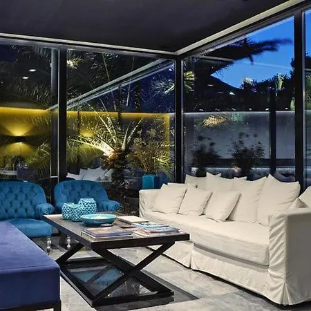With A Private Pool In Willa *